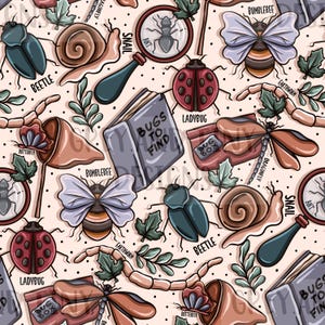 Puede incluir: Un patrón sin costuras que presenta varios insectos, incluyendo una mariquita, una libélula, un caracol, un escarabajo, un abejorro y una hormiga. El patrón también incluye un libro titulado "Bugs to Find" y una caja de insectos. El fondo es de color melocotón claro.