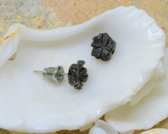 Chip earrings, hibiscus flower, mother-of-pearl, in silver metal