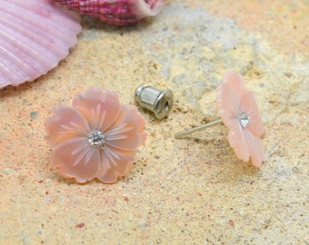 Earrings, chip, in silver metal, hibiscus flower, in pink mother-of-pearl, with rhinestones
