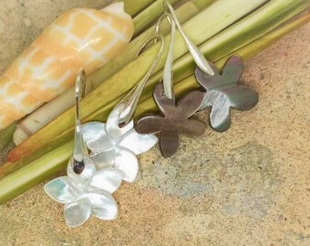 Boucles d'oreilles, fleur de Tahiti, Polynésie, en nacre, crochets en métal argenté