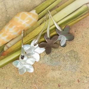 Earrings, Tahitian flower, Polynesia, in mother-of-pearl, silver metal hooks