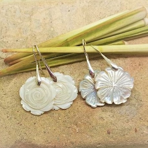 Boucles d'oreilles, fleur rose, nacre blanche, crochets en métal argenté image 1