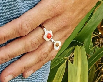 Bague réglable, fleur nacre blanc, support en métal argenté