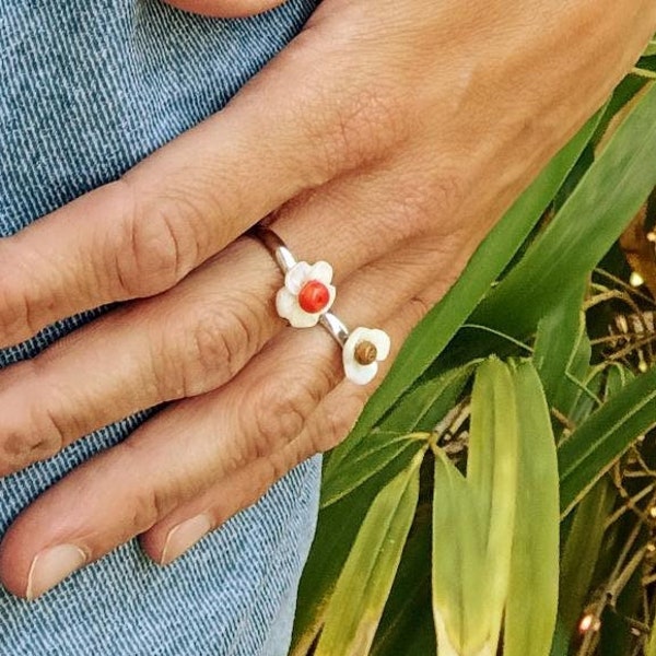 Bague réglable, fleur nacre blanc, support en métal argenté