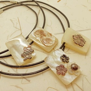 necklace, Tahitian mother-of-pearl, flower turtle, in silver metal, neck circumference 46cm