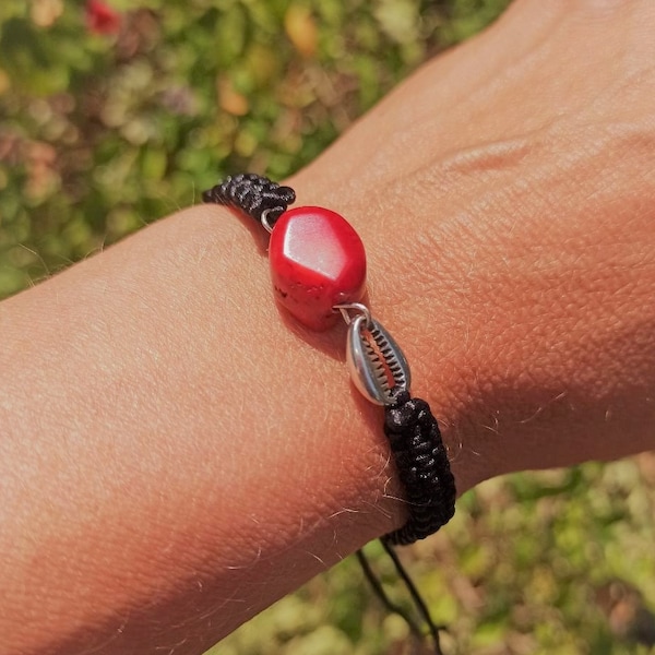 bracelet femme, perle corail rouge, coquillage, lacet tressé macramé, taille réglable