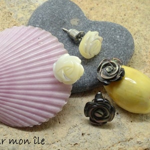 Chip earrings, pink flower, mother-of-pearl, in silver metal image 1