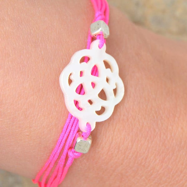 bracelet, en nacre, perle en métal argenté, lacet rose fluo, été, poignet ou cheville