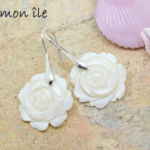 Boucles d'oreilles, fleur rose, nacre blanche, crochets en métal argenté image 4