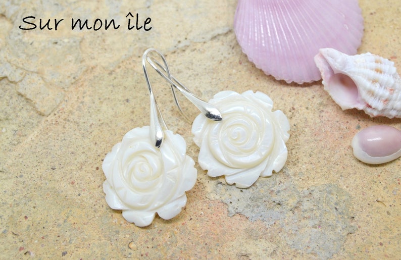 Boucles d'oreilles, fleur rose, nacre blanche, crochets en métal argenté image 4