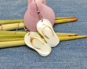 Pendientes, tanga, nácar blanco, ganchos de metal plateado.