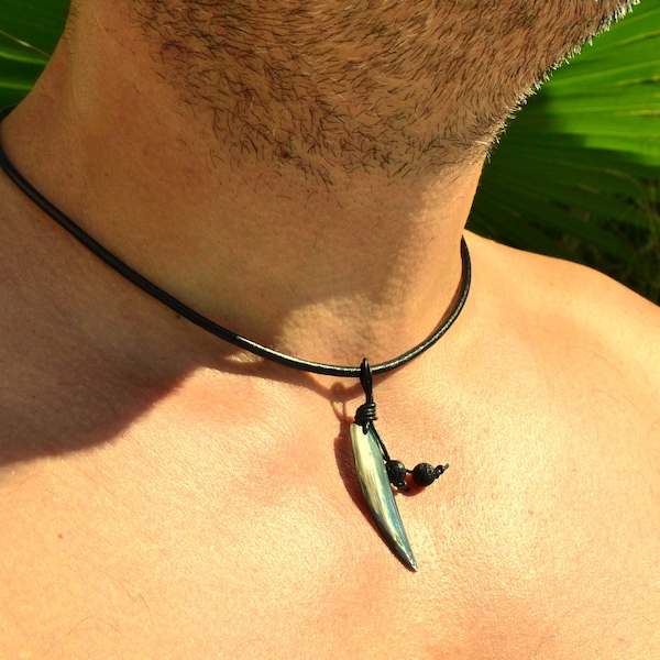 collier homme, dent de requin, en nacre abalone, tour de cou cuir noir, 45cm, fermoir magnétique, en métal argenté