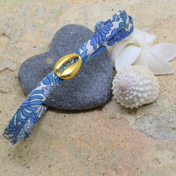 bracelet, tissu liberty bleu, coquillage cauris, en métal doré