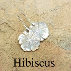 Boucles d'oreilles, fleur rose, nacre blanche, crochets en métal argenté hibiscus