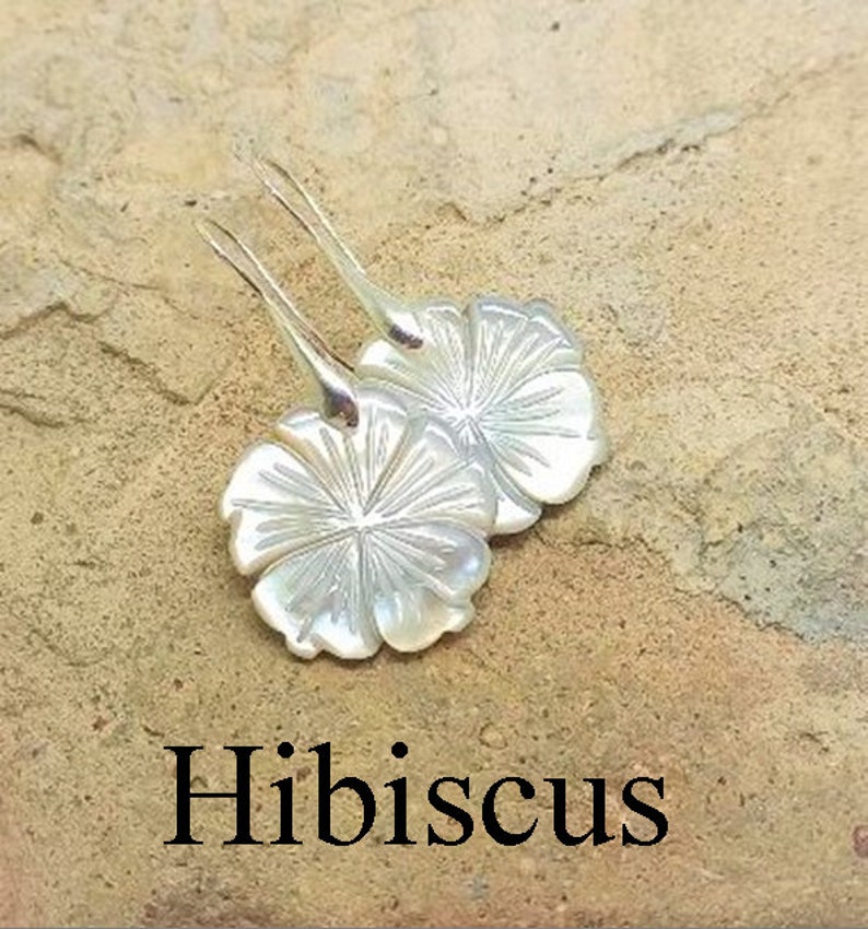 Boucles d'oreilles, fleur rose, nacre blanche, crochets en métal argenté hibiscus