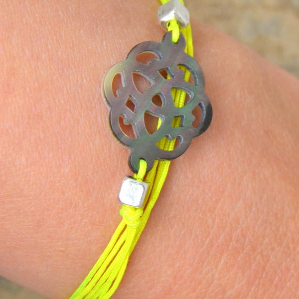 bracelet femme, en nacre, coquillage, perles en métal argenté, lacet jaune fluo, cheville ou poignet