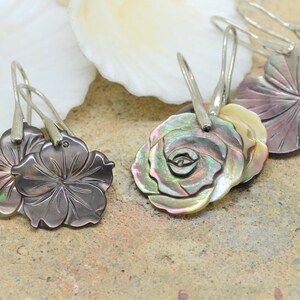 Ohrringe, tahitische Blume, Polynesien, aus Perlmutt und versilbertem Metall