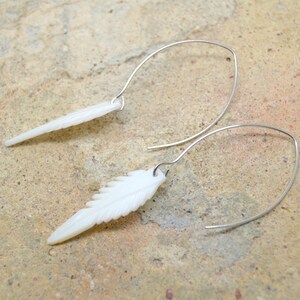 boucles d'oreilles pendantes, plume en nacre, métal argenté image 3