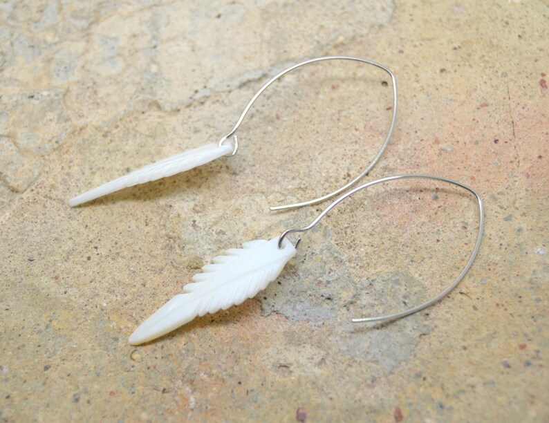 boucles d'oreilles pendantes, plume en nacre, métal argenté image 3