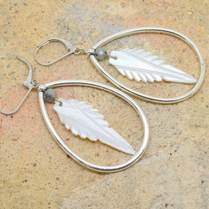 boucles d'oreilles, goutte d'eau, feuille en nacre, métal argenté image 2