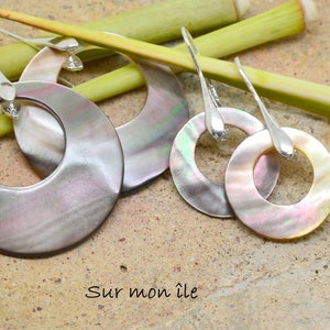 Circle earrings in mother-of-pearl with silver-tone metal hooks