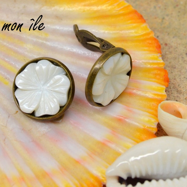 Boucles d'oreilles clip, fleur hibiscus, nacre blanche, en métal bronze, pour oreilles non percées