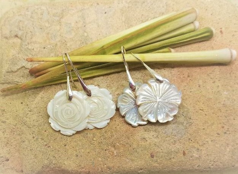 Boucles d'oreilles, fleur rose, nacre blanche, crochets en métal argenté image 1