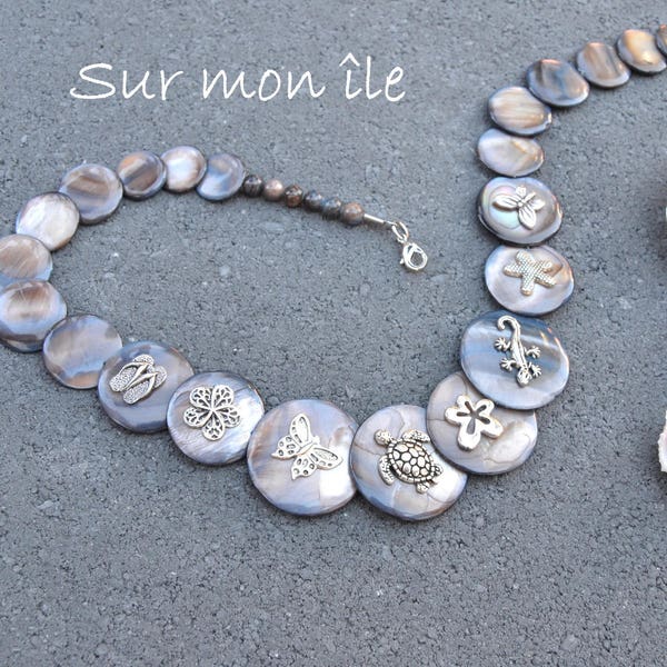 collier perle nacre, bleu gris, été, île mer plage, tortue fleur,en métal argenté