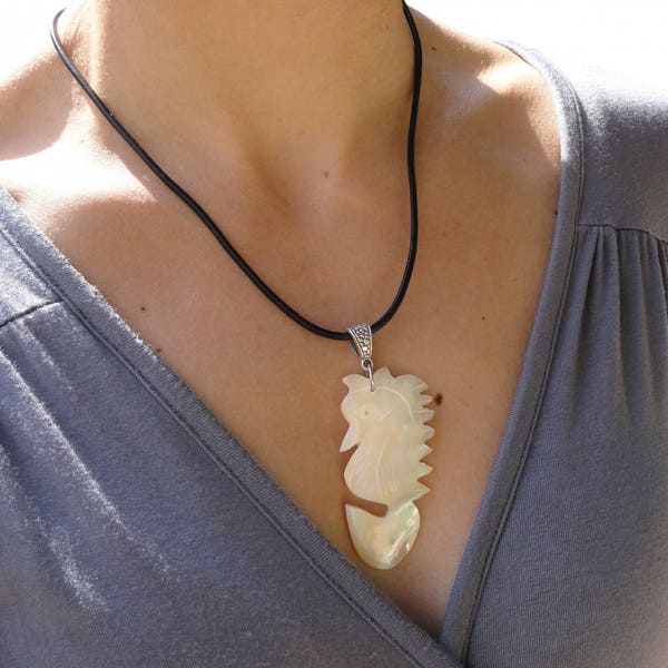 Collier cuir, hippocampe, nacre blanche, en métal argenté