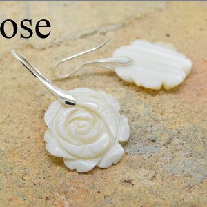 Boucles d'oreilles, fleur rose, nacre blanche, crochets en métal argenté rose