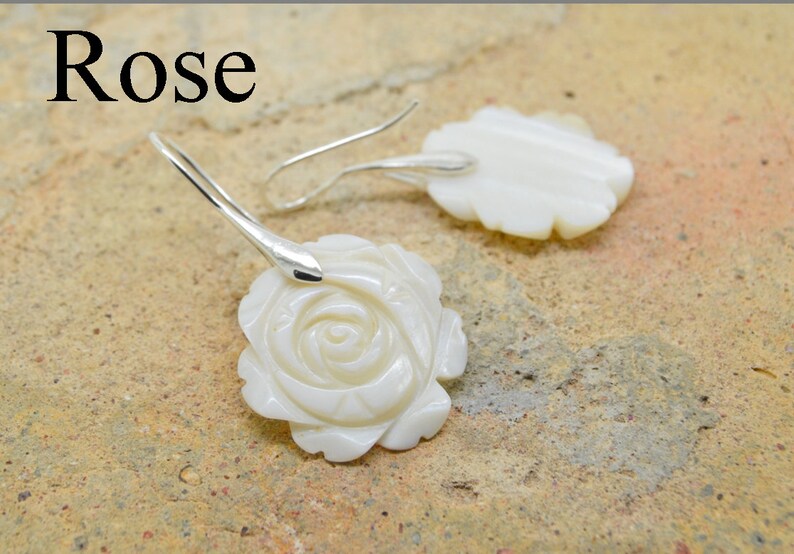 Boucles d'oreilles, fleur rose, nacre blanche, crochets en métal argenté rose