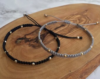 Grått makraméarmband, handgjort snörarmband, grått knutet armband, armband i sterlingsilver med pärlor, justerbart armband i guld med pärlor