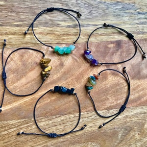 Armband med helande kristaller, armband med andlig ädelsten, armband med naturstensträng, justerbart ädelstensarmband, armband med kristallpärlor bild 6