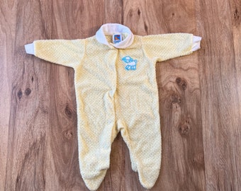 Vintage 1980s CARTERS - Cordero lindo con patas con un balón - Bodysuit amarillo de manga larga Onesie- Tamaño RECIÉN NACIDO