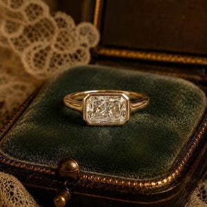 Anillo de compromiso de moissanita talla radiante East West, anillo de moissanita radiante engastado en bisel, oro amarillo de 14 quilates, anillo solitario de lujo de estilo vintage.