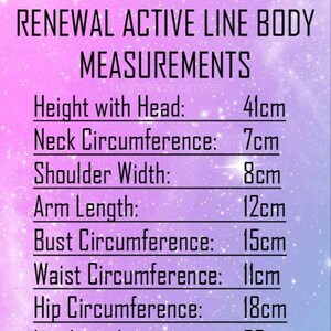 Peut inclure: Un fond rose et violet avec du texte blanc listant des mesures corporelles en centim&egrave;tres. Le texte indique : MINIFEE RENEWAL ACTIVE LINE BODY MEASUREMENTS Hauteur avec t&ecirc;te : 41 cm Tour de cou : 7 cm Largeur des &eacute;paules : 8 cm Longueur des bras : 12 cm Tour de poitrine : 15 cm Tour de taille : 11 cm Tour de hanches : 18 cm Longueur des jambes : 22 cm