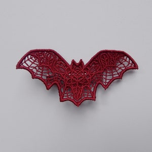 Bloodlace Fledermaus Haarspange - Handgefertigte Gothic Haarspange in Dunkelroter Spitze