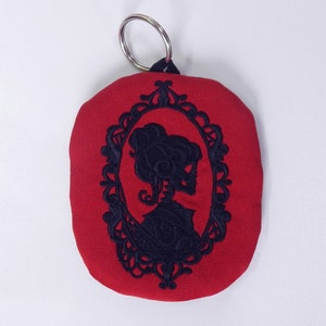 Monedero con llavero gótico hecho a mano: regalo único de bruja, accesorio de Halloween con calavera bordada con camafeo, bolsa de estilo espeluznante.