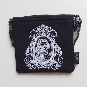 Cartera con calavera gótica, bolso de Halloween, bolso gótico a rayas, ideas de regalo únicas, regalo gótico para ella, bolso gótico con calavera bordada.