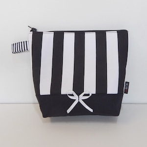 Beetlejuice-inspirierte Gothic Kosmetiktasche - Schwarz weiß gestreift, handgemachtes Schminktäschchen, einzigartiges Geschenk für Gothic Fans