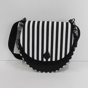Beetlejuice-inspirierte Gothic Tasche - Handgemachte gestreifte Crossbody Handtasche, einzigartiges Halloween Accessoire, gruseliges Geschenk für Gothic Style Fans