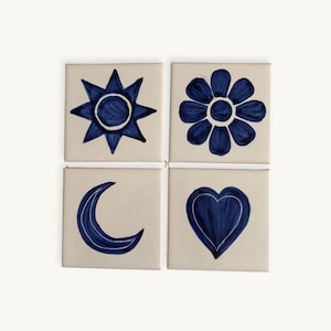 Azulejos Untersetzer im 4er Set „Sonne, Blume, Mond, Herz“ · Untersetzer aus Keramik handbemalt · Fliesen aus Portugal