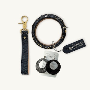 Conjunto de joias em couro de peixe – pulseira, brincos e chaveiro – presente exótico, sustentável e feito com materiais reciclados.