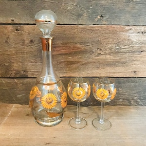 Beautiful Vintage Carafe and Glasses, Vintage Decanters, Vintage kitchen, Vintage Décor, Vintage Glassware, Vintage Barware, Wine glasses.