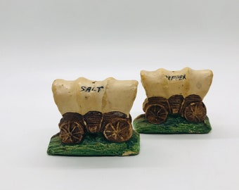 Cute Vintage 1960's Covered Wagon salero y pimentero, Cute Shakers, novedad salero y pimentero Shakers, salero y pimentero colección