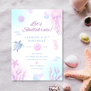 Puede incluir: Una invitación en colores pastel con el texto "Let's Shellabrate!" para el 8º cumpleaños de Jasmine. El diseño incluye ilustraciones de acuarela de una tortuga, un caballito de mar, una medusa y conchas marinas. La invitación está rodeada de varias conchas y una estrella de mar.