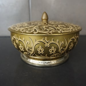 Runde Keks, Nähen oder Handwerk Zinn &quot;Made in England&quot; mit einem Gold Tracery Design, das auf dem Deckel geprägt ist