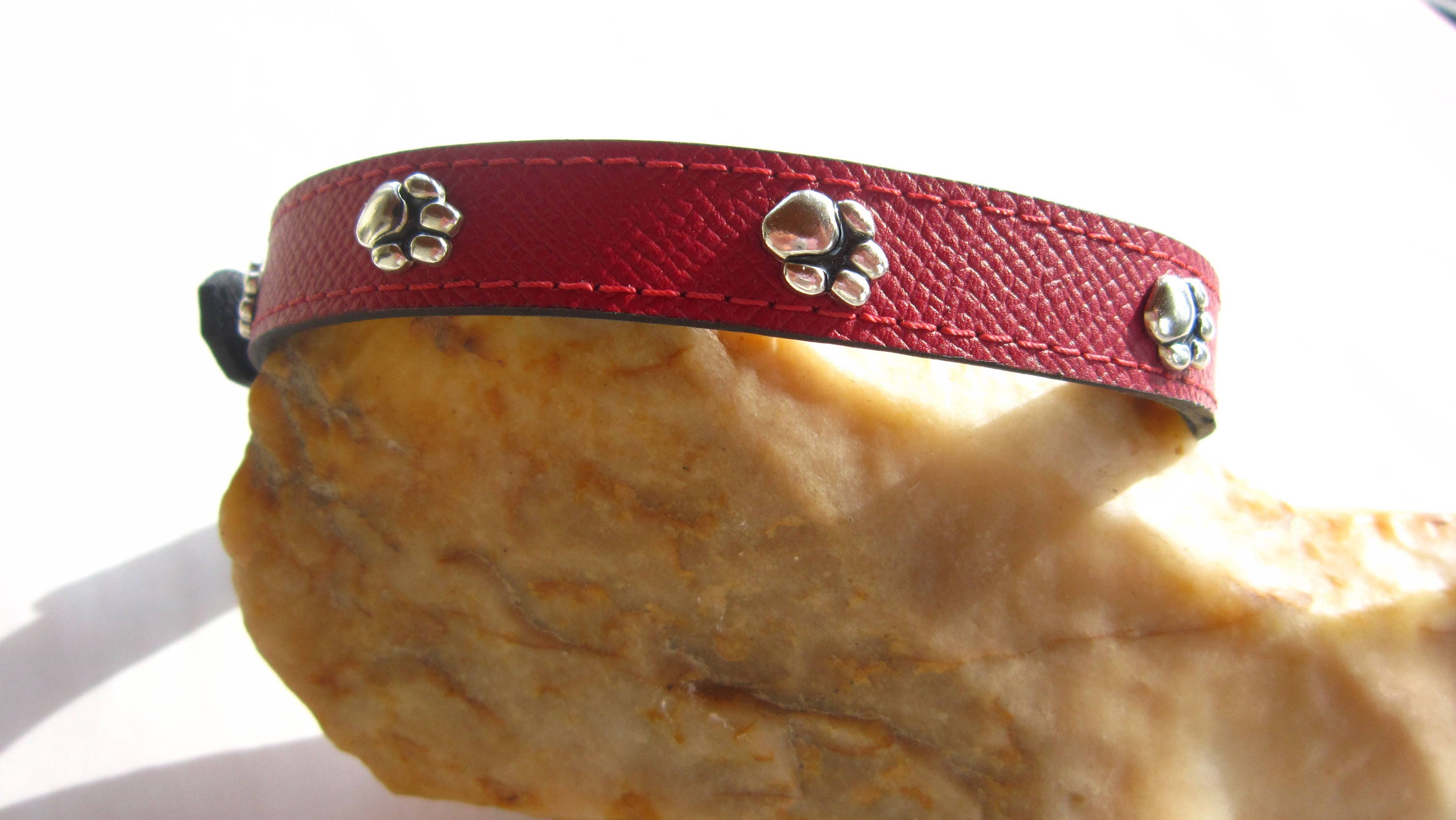 Collier en Cuir Rouge Motif Pattes de Chien