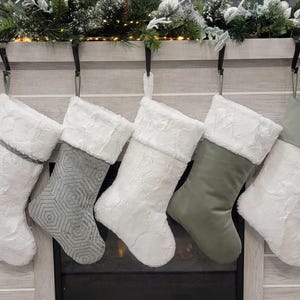 Saliegroene kousen, moderne kerstsokken, gepersonaliseerde, geborduurde kousen, nertskousen