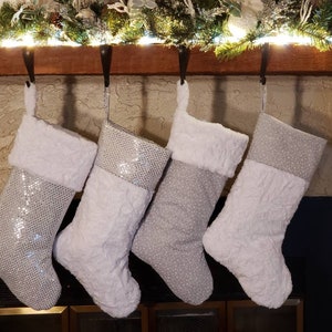 Weihnachtsstrümpfe, weiße und silberne Strümpfe, moderne Weihnachten, personalisierte Strümpfe, Weihnachtsdekoration, Weihnachtsgeschenk